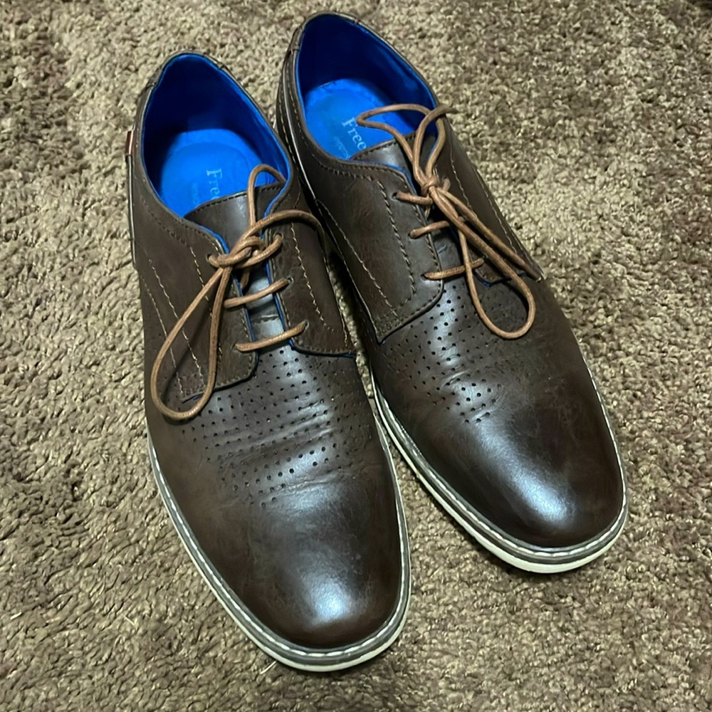 Freeman Size 9 men’s brown dress shoes
